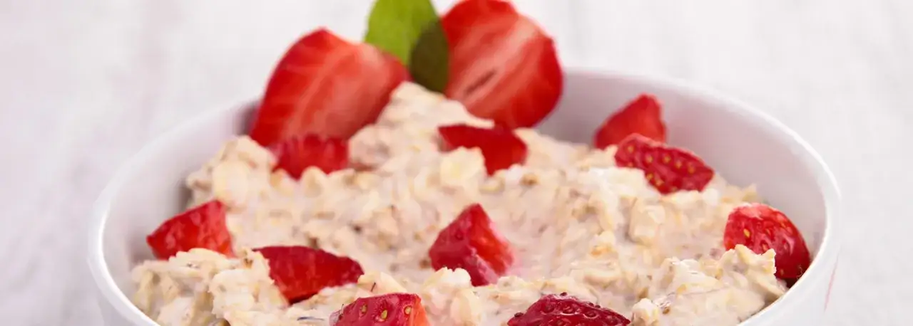 Prosty przepis na owsiankę fit – zdrowe śniadanie w 5 minut bez wyrzeczeń