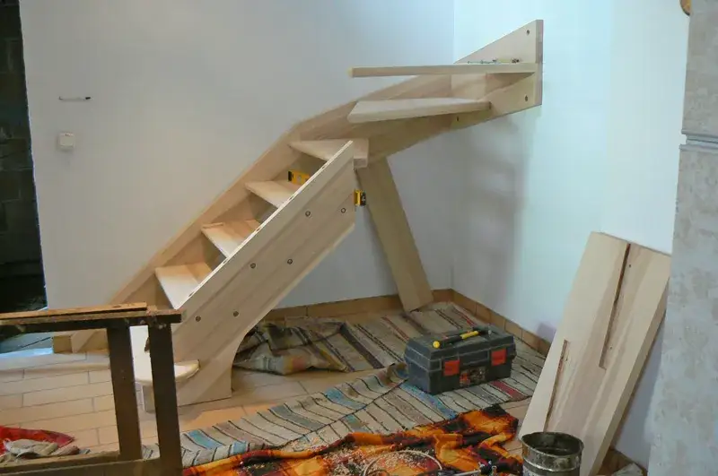 Jak bezpiecznie zamontować schody drewniane do stropu krok po kroku