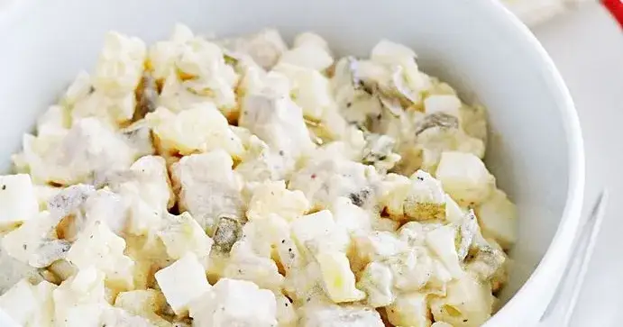 Jak zrobić sałatkę śledziową z ziemniakami – prosty przepis na smakowitość