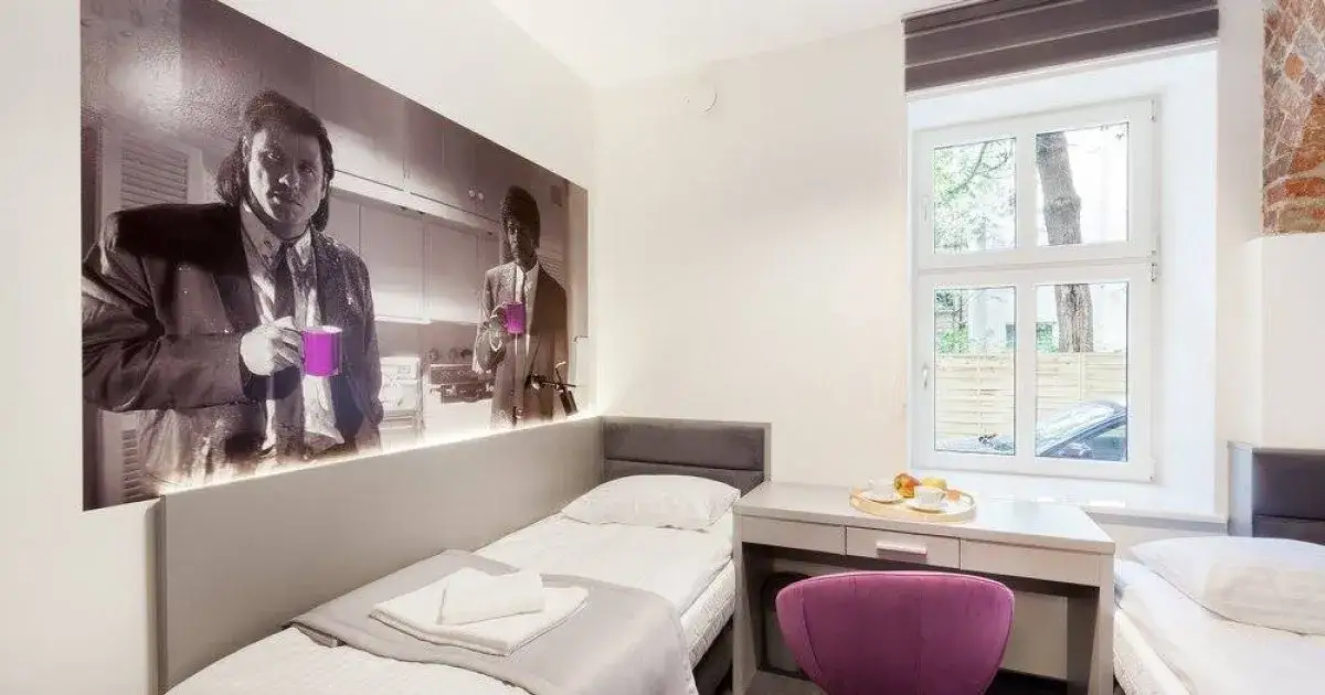 Co oznacza pokój ze wspólną łazienką? Zrozum, co tracisz wybierając go