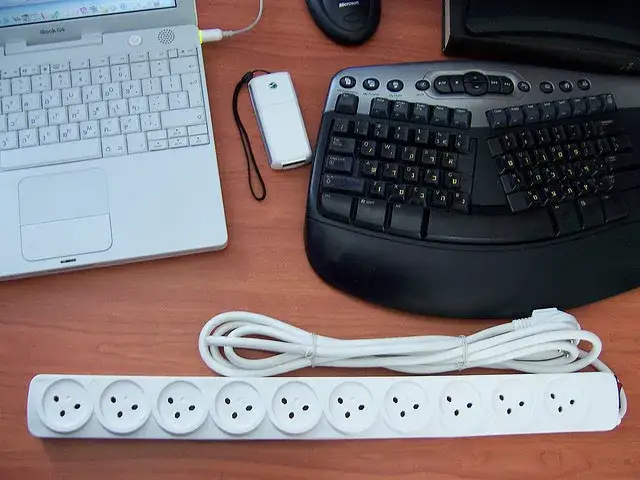 Ile komputer pobiera prądu? Kalkulator zużycia energii w prosty sposób