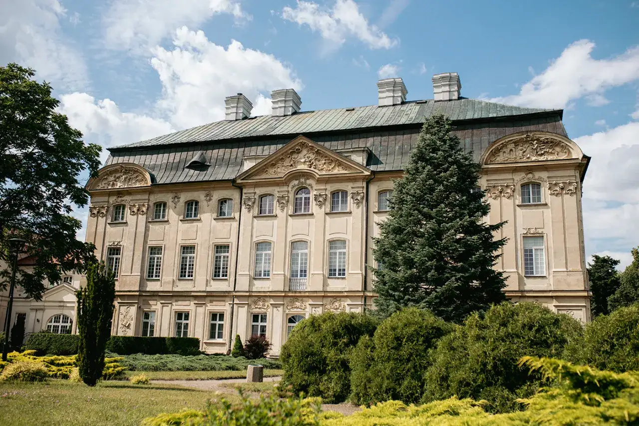 Pałac w ciążeniu: odkryj jego fascynującą historię i architekturę