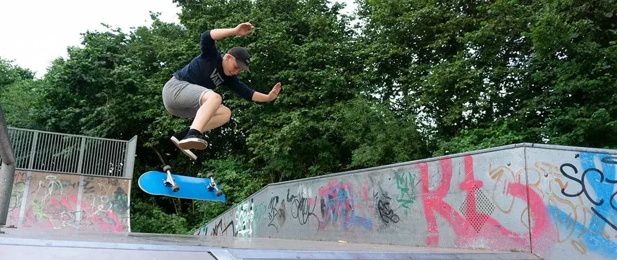 Jak się robi triki na deskorolce - proste kroki do sukcesu