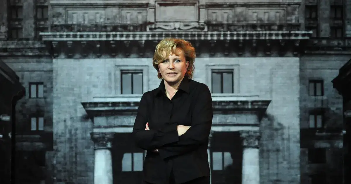 Biała bluzka w OCH-Teatr: emocjonalna opowieść o walce i nadziei