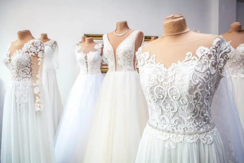 Idealna suknia ślubna dla niskiej i puszystej - stylowe porady i triki