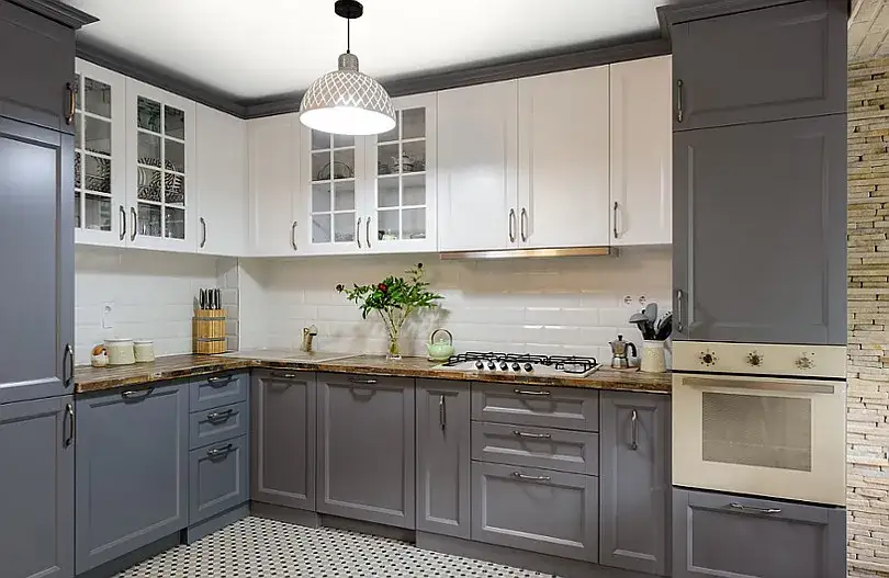 Najlepsze kolory ścian do szarych mebli w kuchni, które zaskoczą efektem
