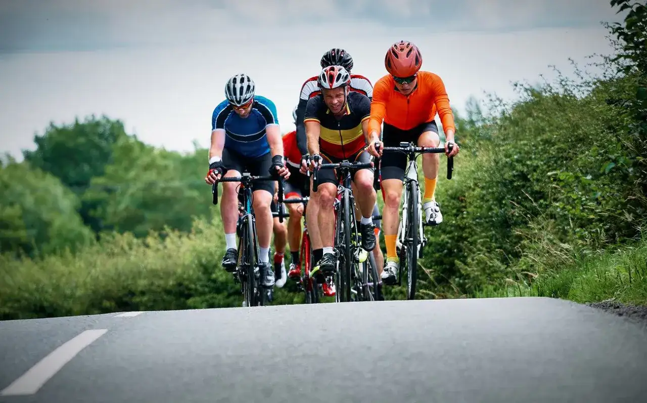 Czy można jechać rowerem po drodze krajowej? Sprawdź przepisy i zasady