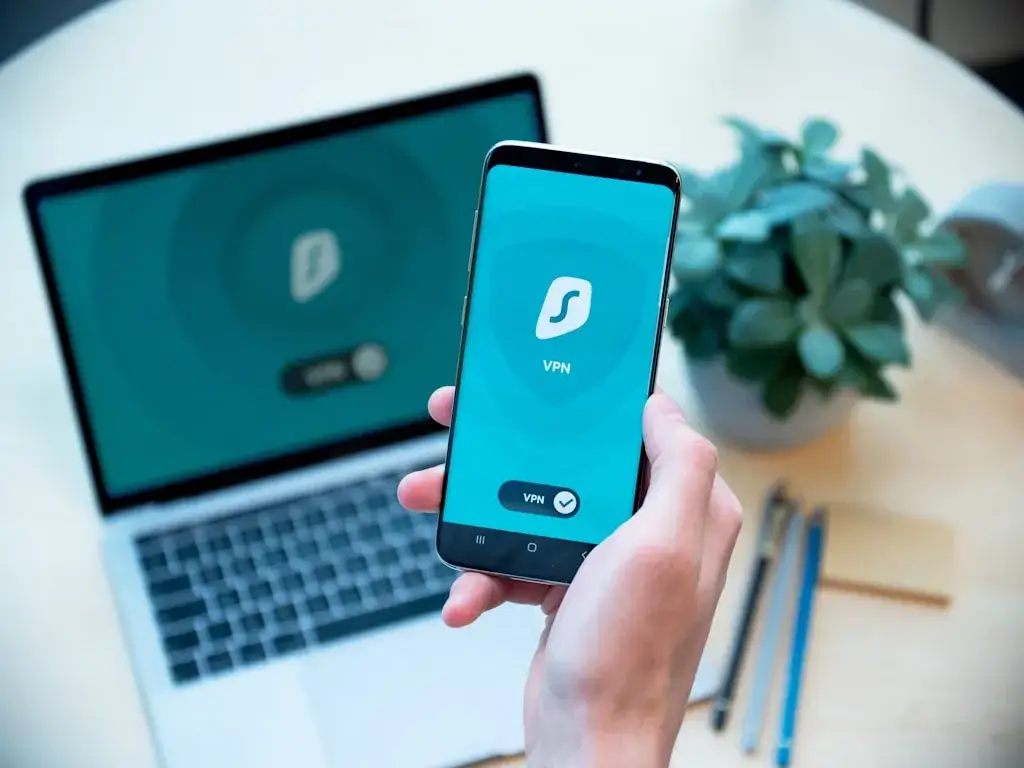 Polityka „no-logs”: czy dostawcy VPN naprawdę nie zapisują twoich danych?