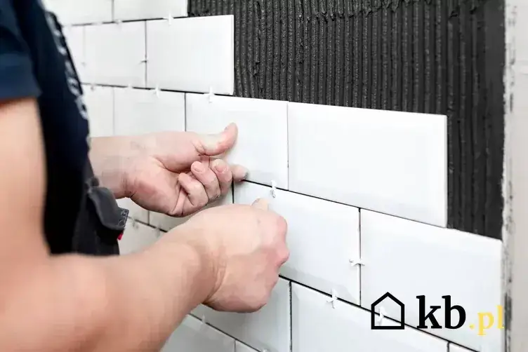 Jak myć kafelki bez smug? 7 skutecznych sposobów na lśniące płytki