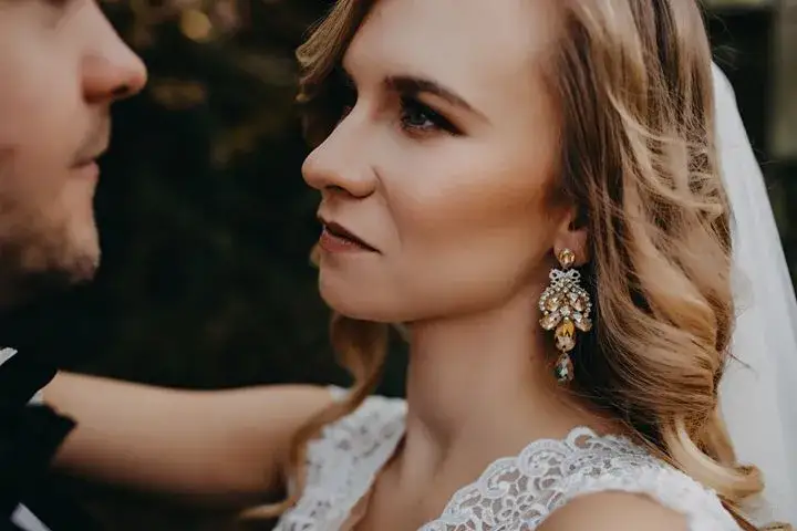 Jakie dodatki do koronkowej sukni? Sprawdź najpiękniejsze inspiracje