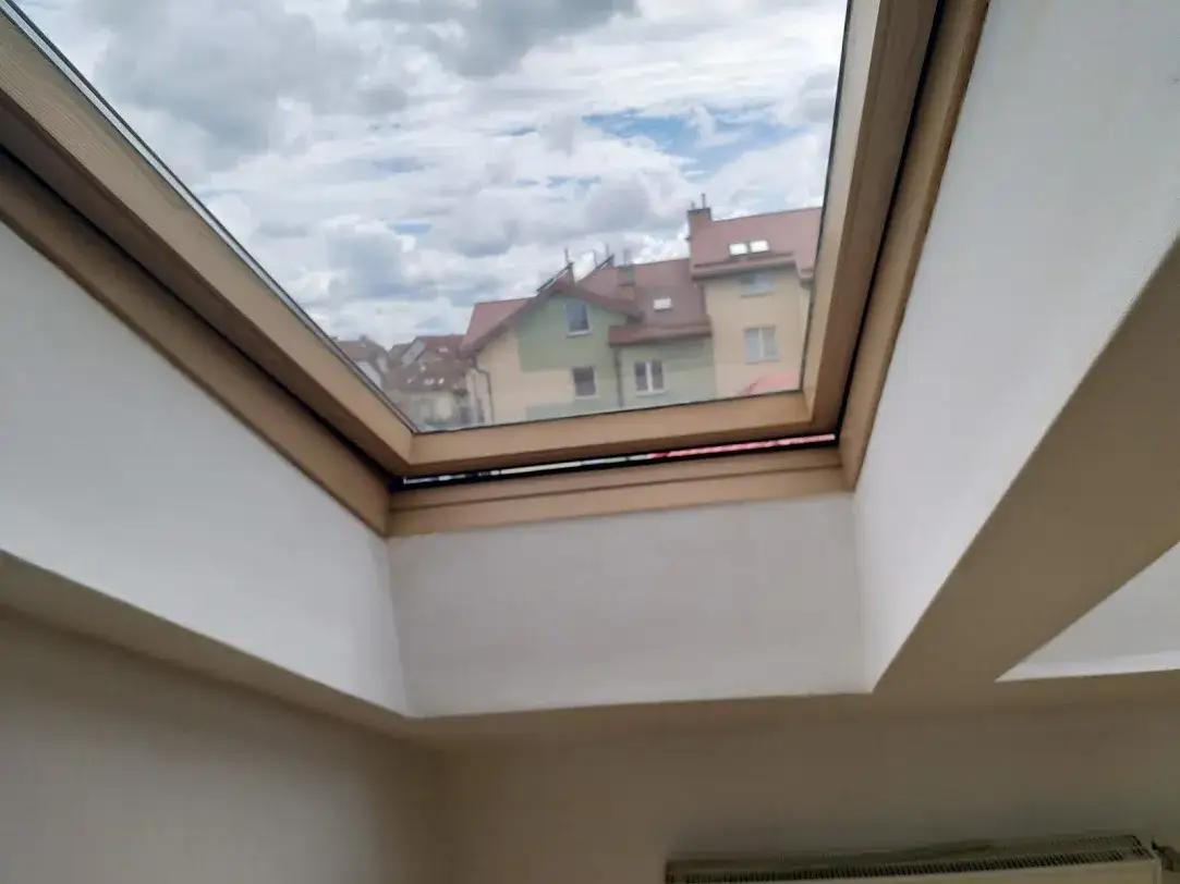 Dlaczego okna dachowe parują? Oto najczęstsze przyczyny kondensacji