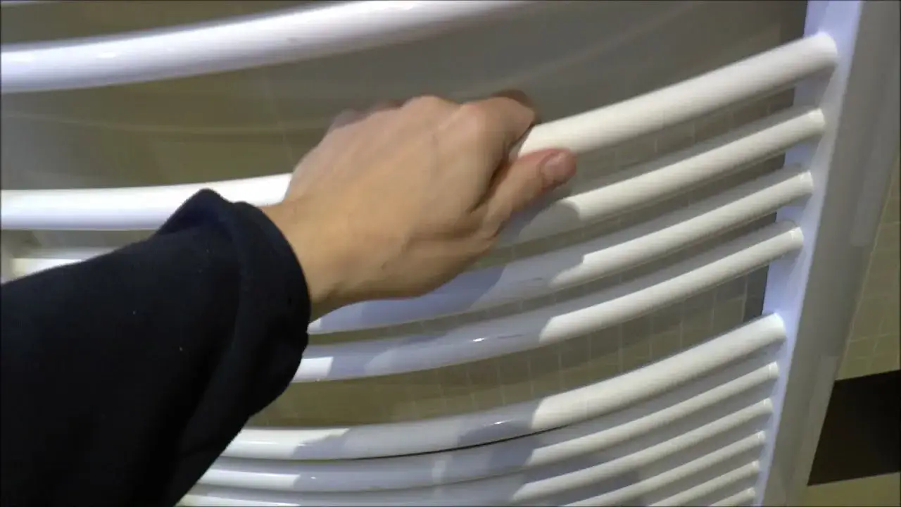 Jak odpowietrzyć centralne ogrzewanie i uniknąć hałasu oraz awarii