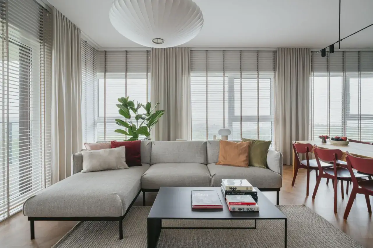 Jakie okno do pokoju 15m2, aby zapewnić więcej światła i komfortu