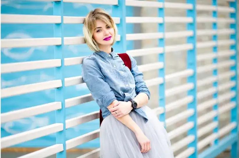 Niebieska koszula stylizacje: Rewolucyjne sposoby na modną i stylową metamorfozę