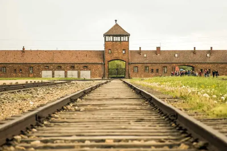 Ile km z Krakowa do Auschwitz? Sprawdź, jak łatwo dojechać
