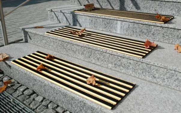 Jak zabezpieczyć śliskie schody zewnętrzne? 8 skutecznych metod