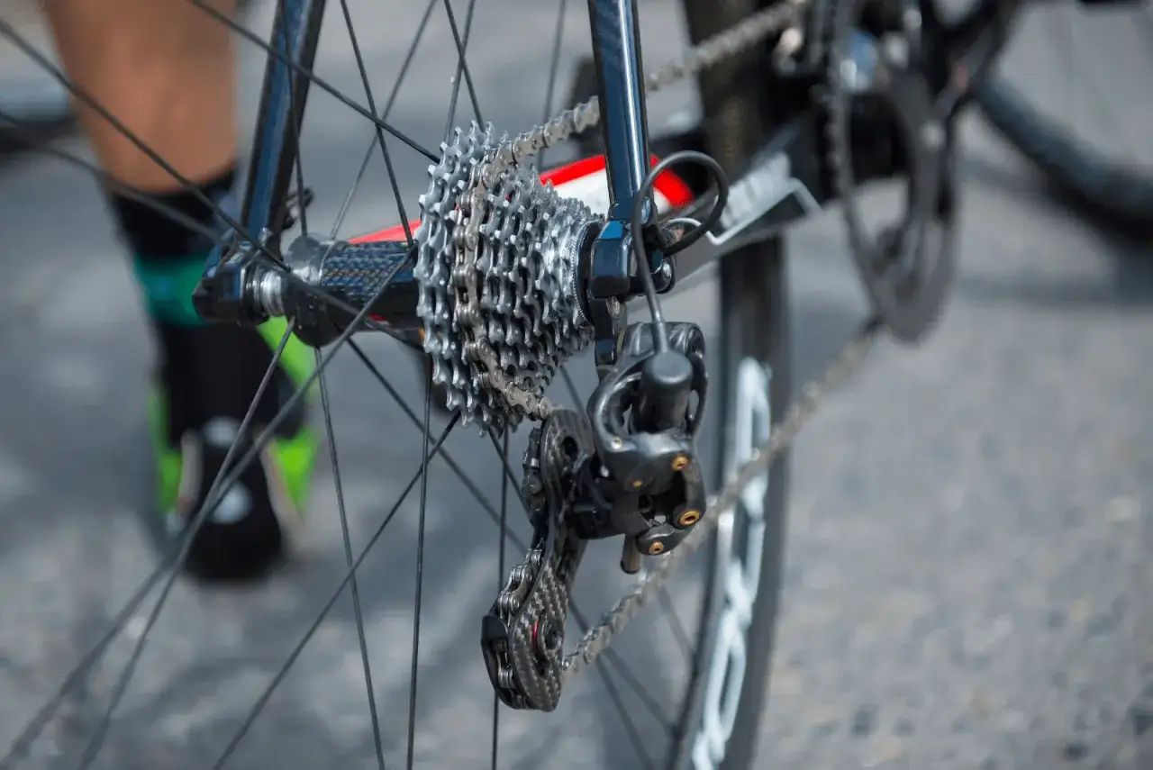 Jak naciągnąć łańcuch w rowerze, aby uniknąć problemów z jazdą