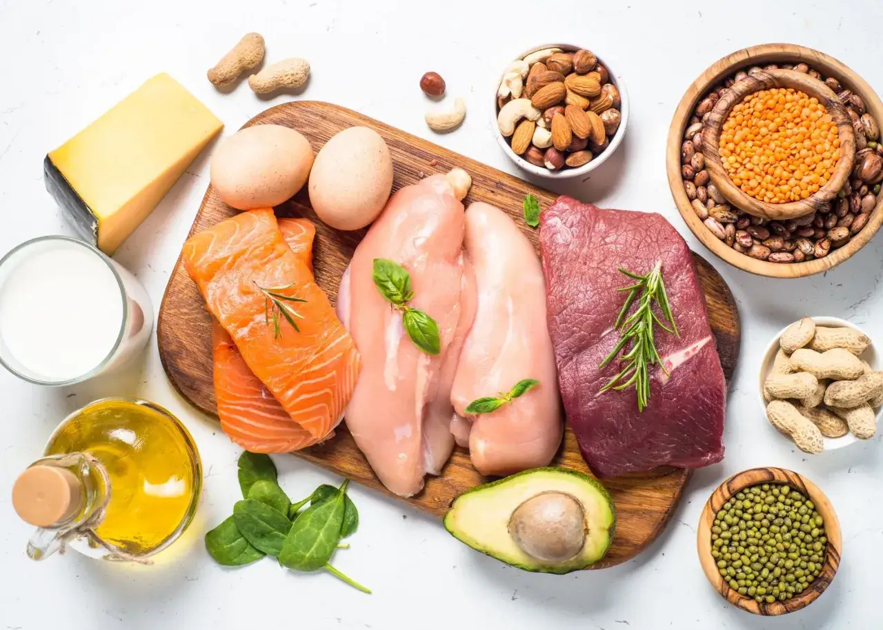 Rola białka w organizmie: ryby, kurczak, wołowina, jajka, nabiał, orzechy, nasiona i rośliny strączkowe to jego źródła.