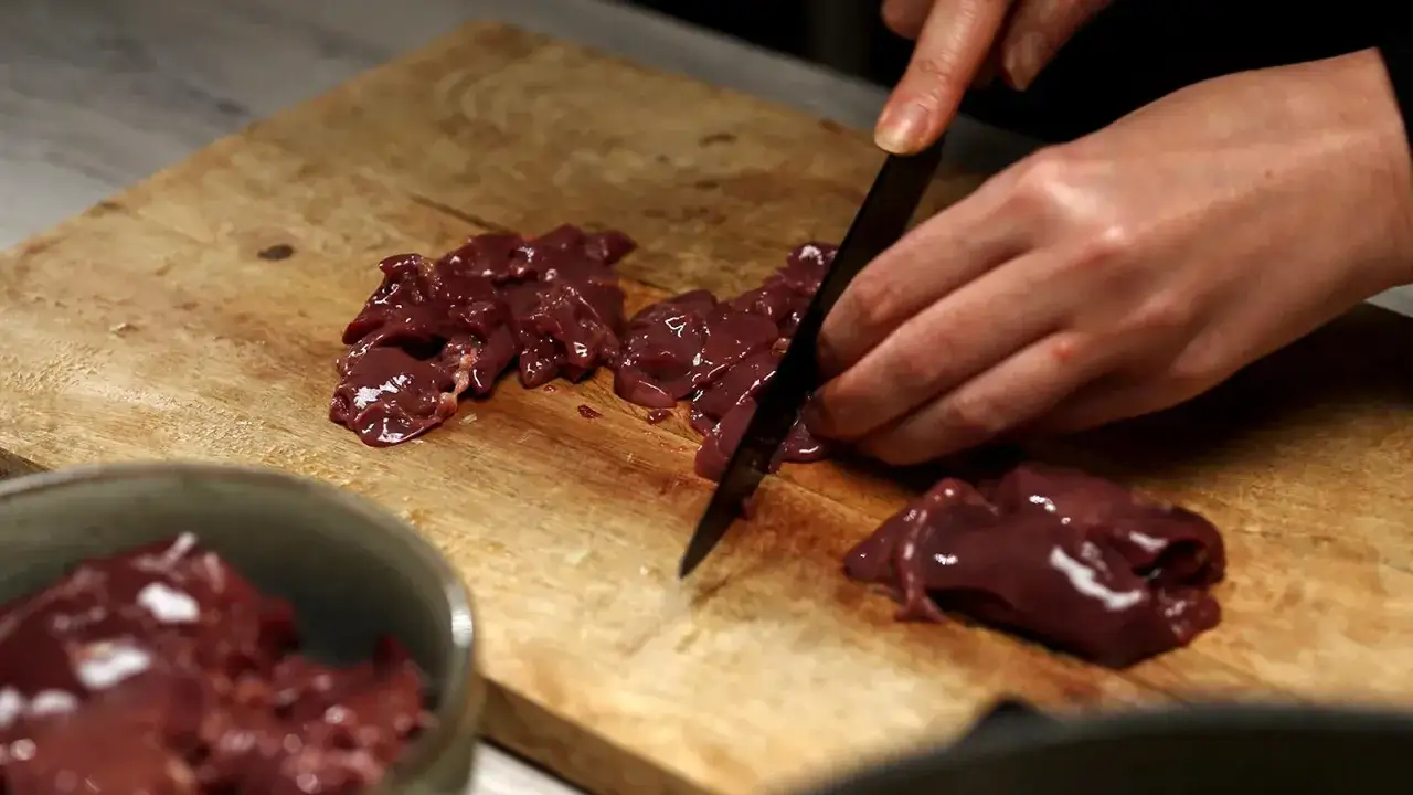 Krojenie wątróbki na desce, przygotowanie do nabicia na haczyk.