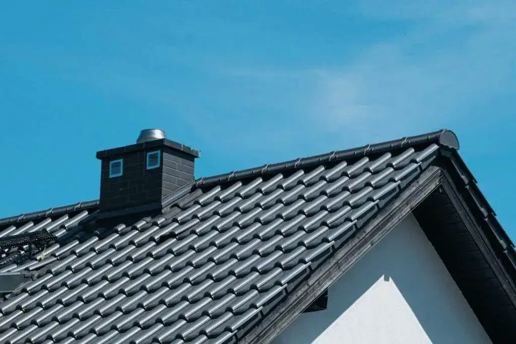 Ile biora dekarze za dach? Poznaj ceny i uniknij wysokich kosztów