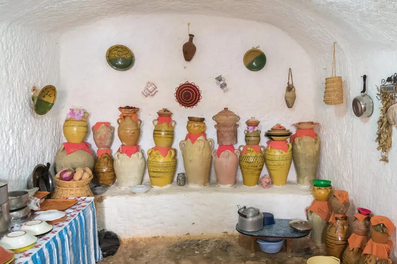 Wystawa glinianych dzbanów i naczyń w tradycyjnym tunezyjskim stylu.