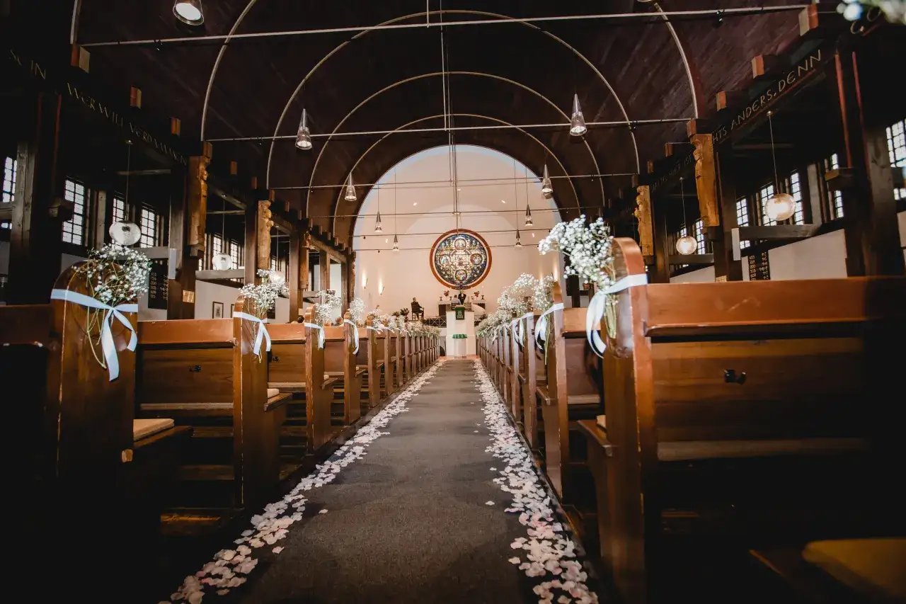 Jak udekorować kościół na ślub, aby zachwycić gości i uniknąć błędów