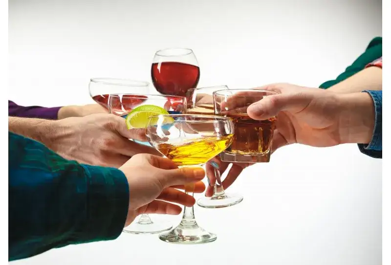 Ile alkoholu można przewieźć do Szwajcarii? Poznaj ważne limity