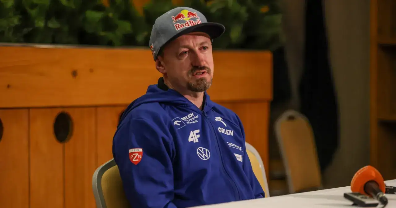 Adam Małysz w czapce Red Bull i niebieskiej kurtce z logo ORLEN. Jego majątek to efekt lat sukcesów w skokach narciarskich.