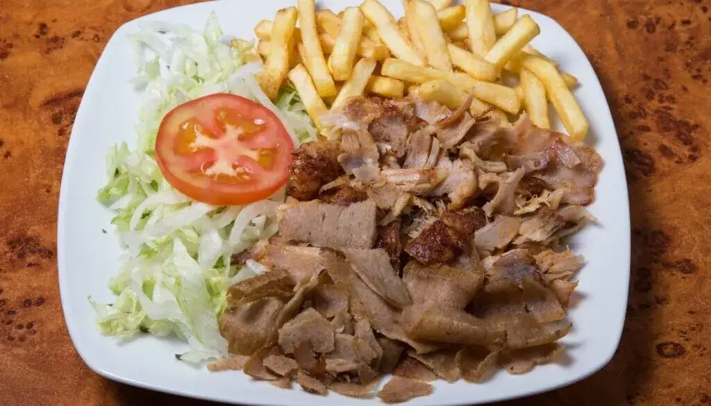 Z czego jest kebab? Odkryj składniki i tajemnice tego dania