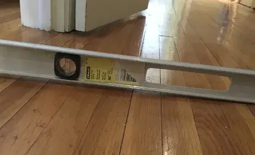 Jak wyrównać starą drewnianą podłogę pod panele bez zbędnych kosztów