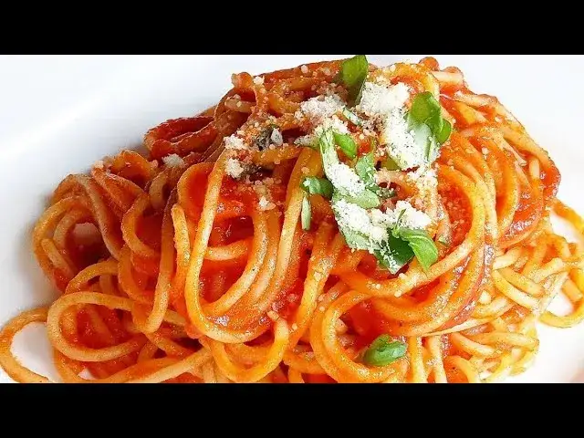 Szybkie spaghetti z passaty: przepis i triki na idealny sos