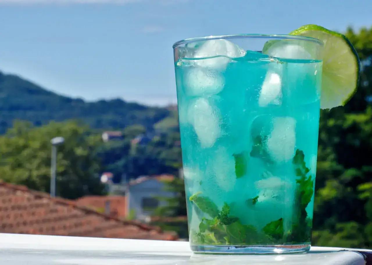 Orzeźwiający drink z blue curacao i sokiem jabłkowym na lato