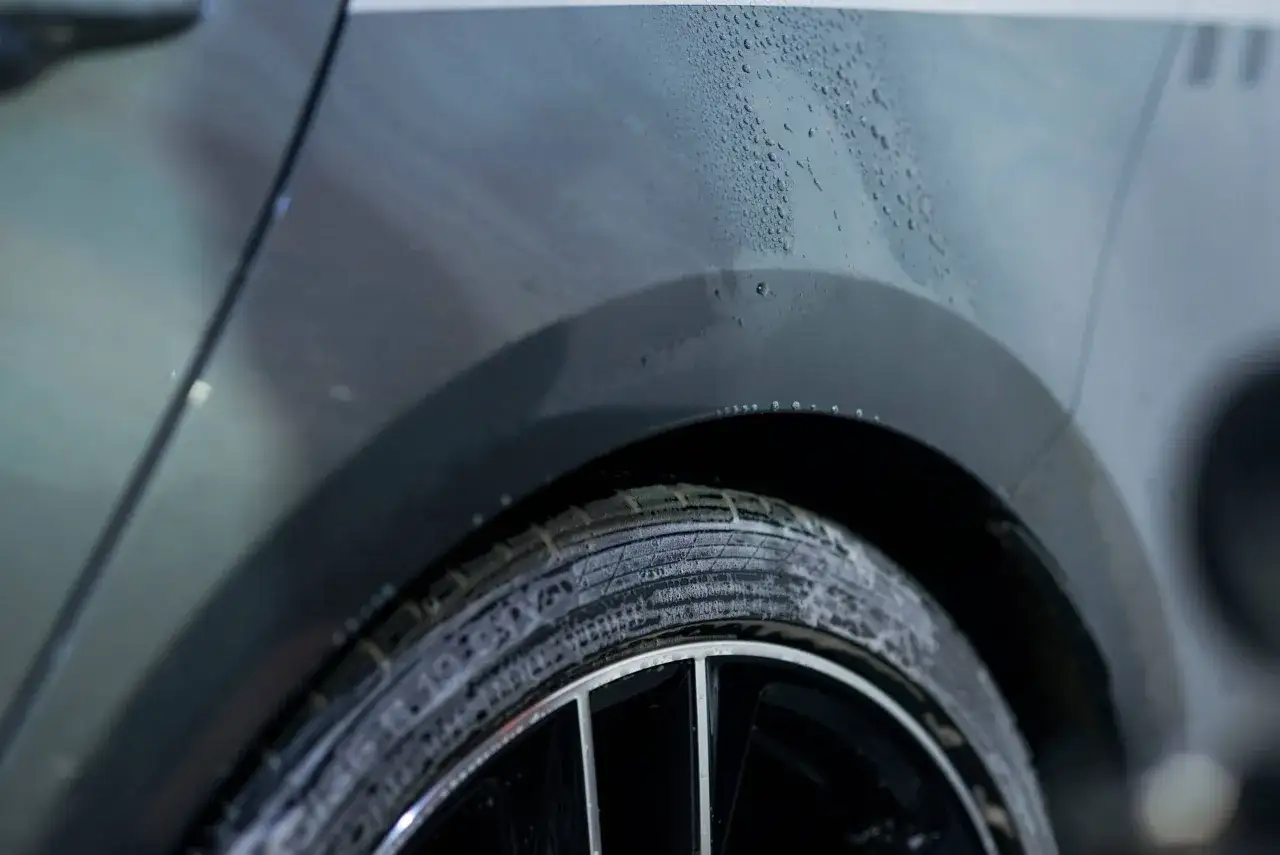 Czym odtłuścić przed malowaniem, aby uniknąć problemów z farbą?