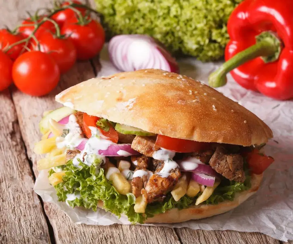 Kebab to fast food? Odkryj jego kalorie i zdrowe alternatywy!