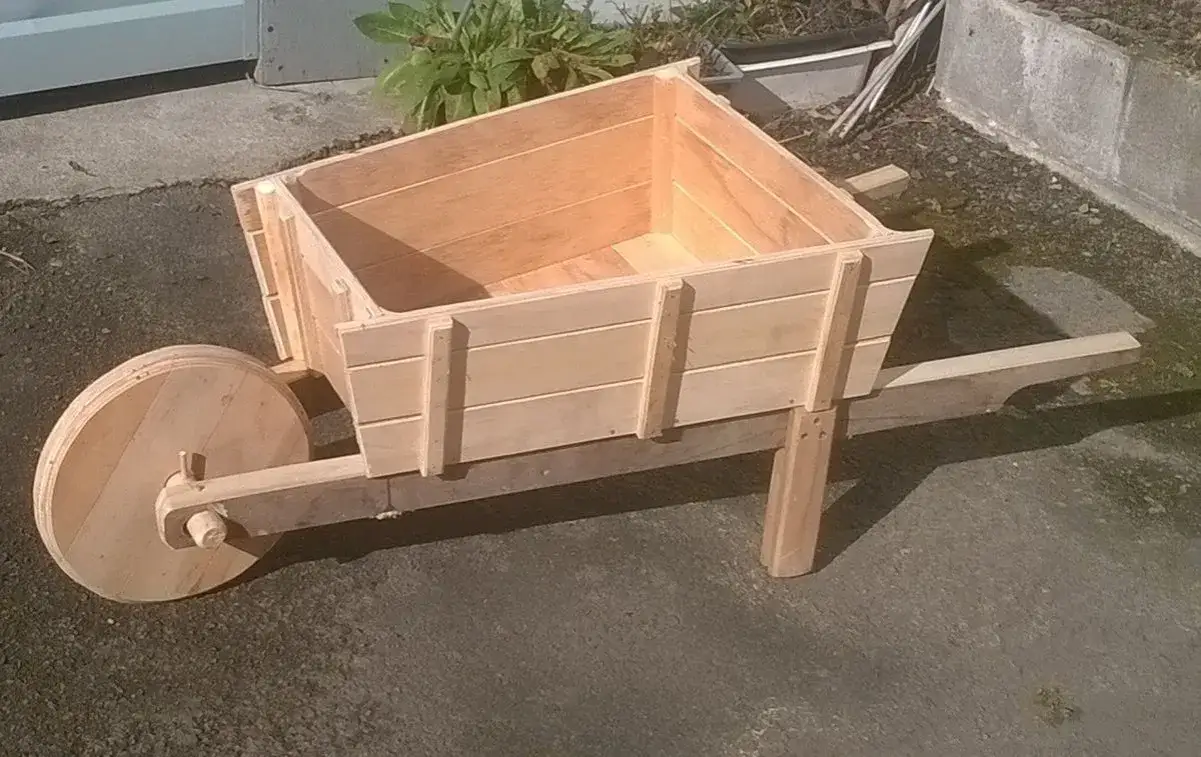 Jak zrobić taczkę z drewna - proste instrukcje i ciekawe pomysły