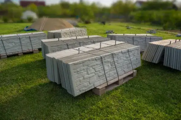 Czy na płot betonowy trzeba mieć pozwolenie? Sprawdź ważne przepisy