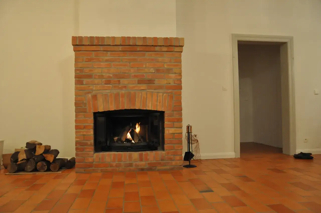 Jaką cegłę na kominek wybrać, aby uniknąć kosztownych błędów?