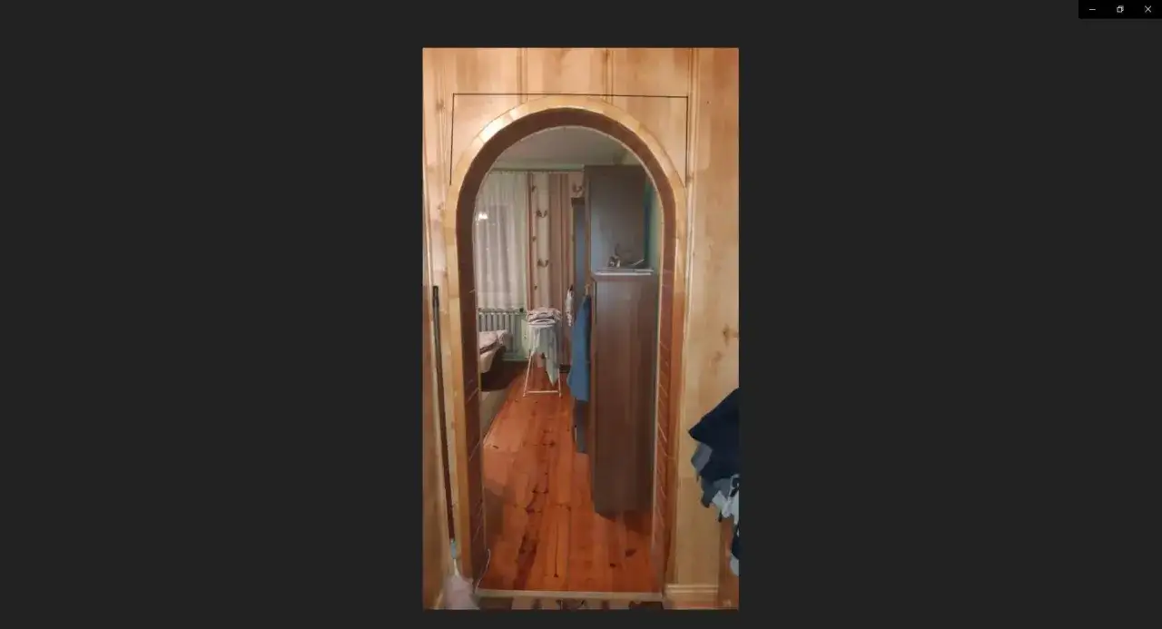 Jak zlikwidować łuki w domu? Zobacz, jak można przerobić łuk nad drzwiami na prosty otwór, by nadać wnętrzu nowoczesny wygląd.