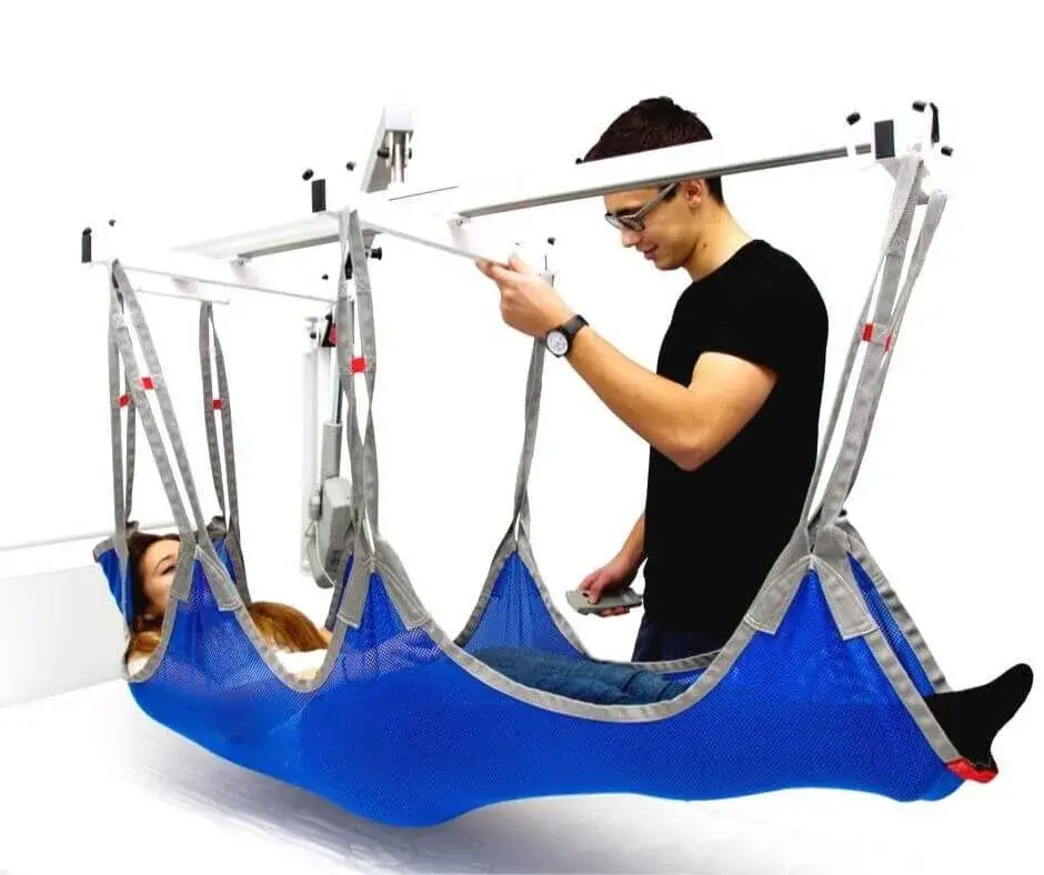 Jak bezpiecznie znieść osobę po schodach? Poradnik i sprzęt