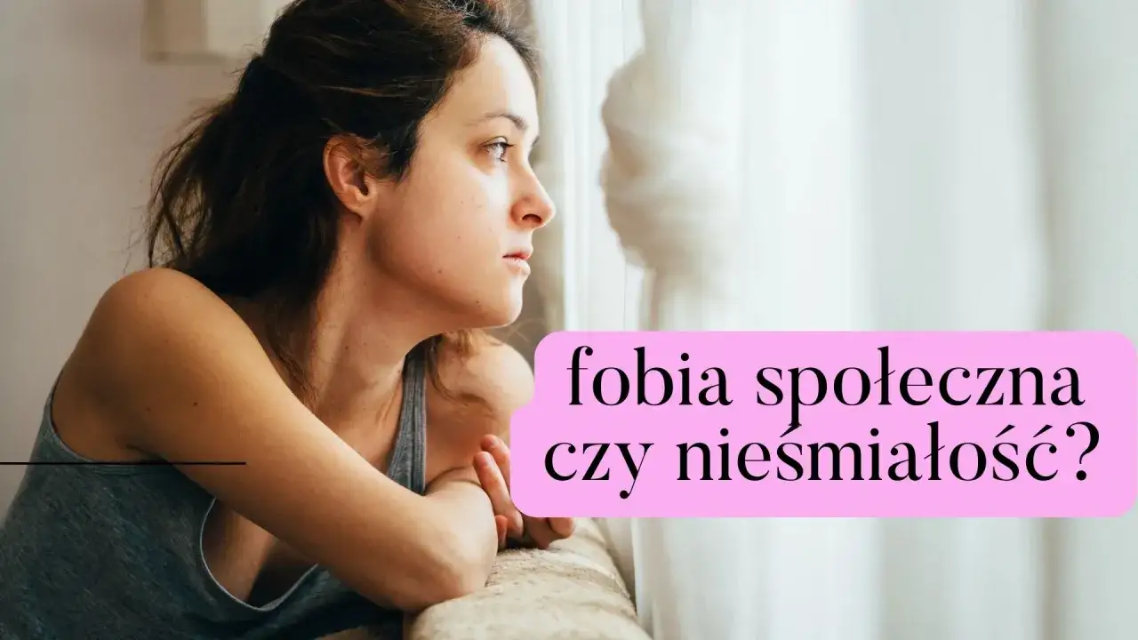 Kobieta patrzy przez okno z zamyślonym wyrazem twarzy. Obok tekst: "fobia społeczna czy nieśmiałość?".