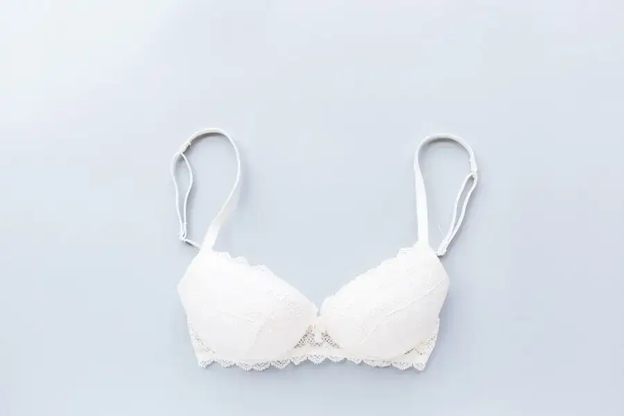 Jak wybielić zafarbowany biały stanik i przywrócić mu blask