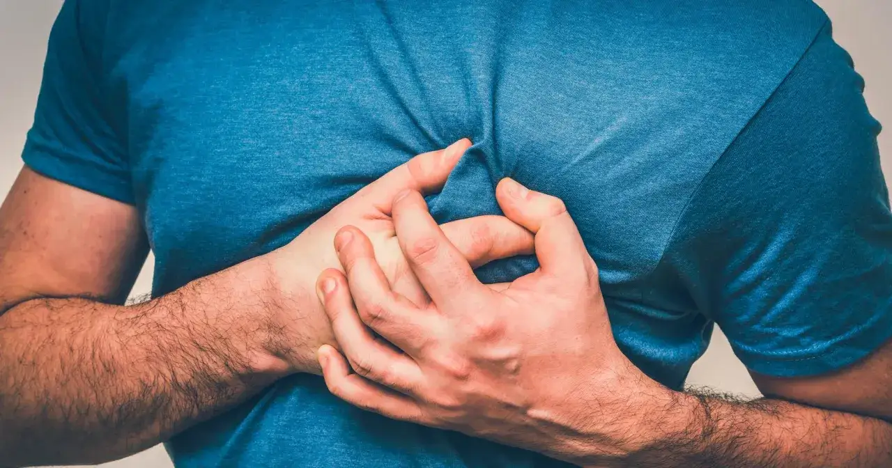 Ból pod lewą łopatką: Kiedy to alarm? Od mięśni po zawał serca