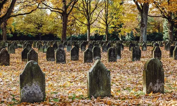 Znaczenie snu o cmentarzu: Symbolika i interpretacja snów