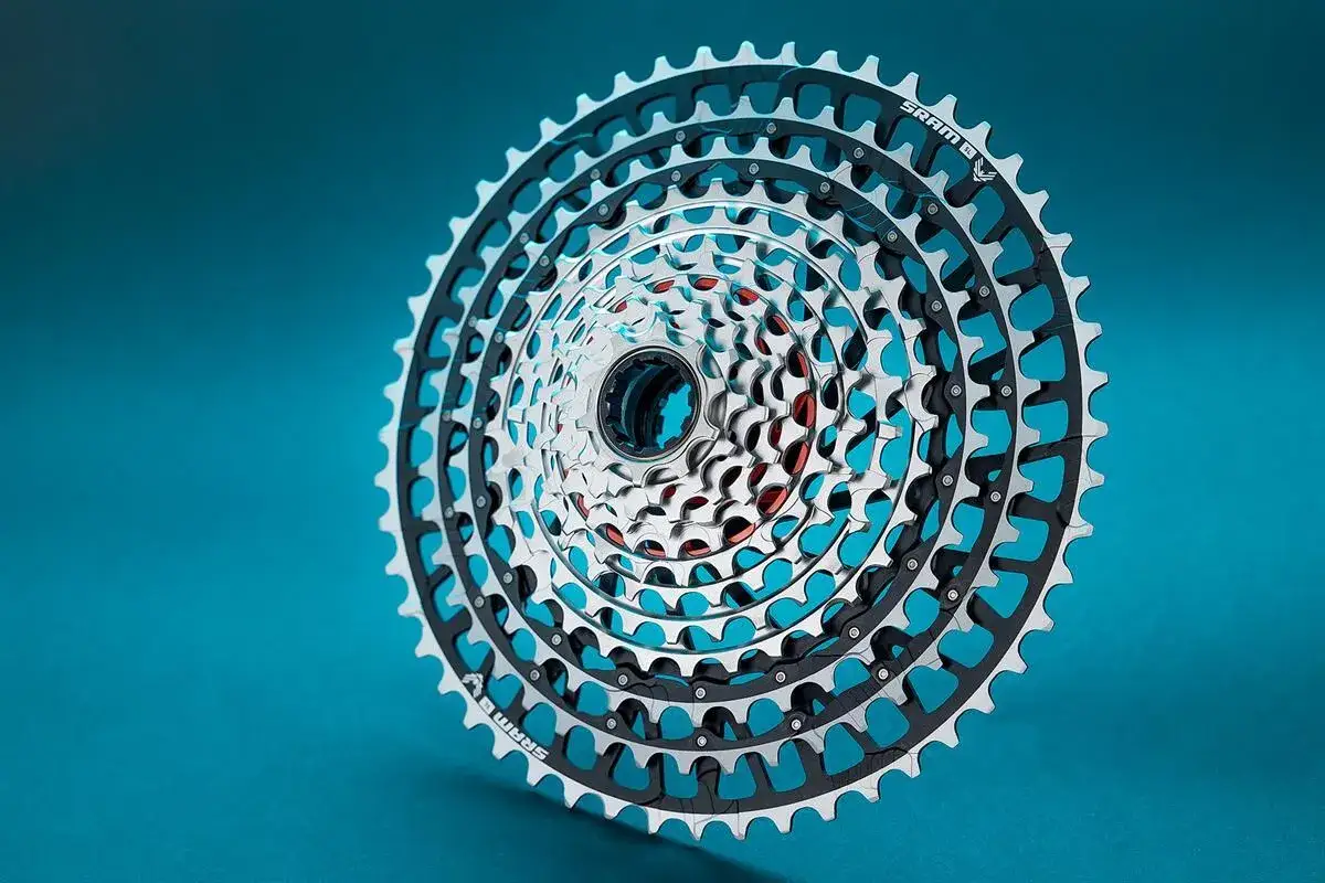 Kaseta rowerowa SRAM z szerokim zakresem przełożeń, zapewniająca optymalną pojemność przerzutki na każdym terenie.