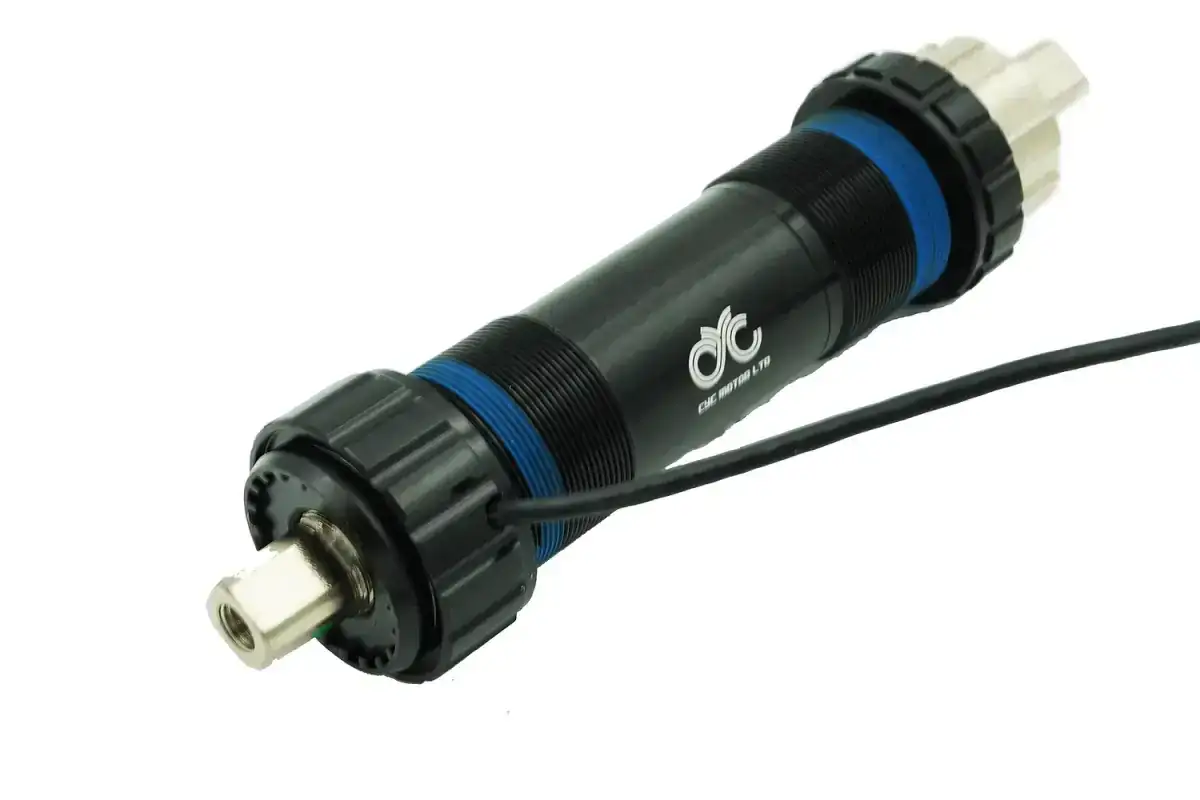 Czujnik momentu obrotowego w rowerze, czarny z niebieskimi pierścieniami i kablem.