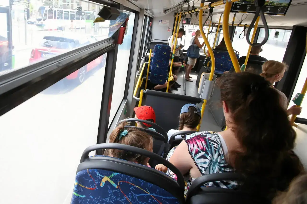 Czy autobus ma pierwszeństwo w terenie zabudowanym? Poznaj zasady ruchu