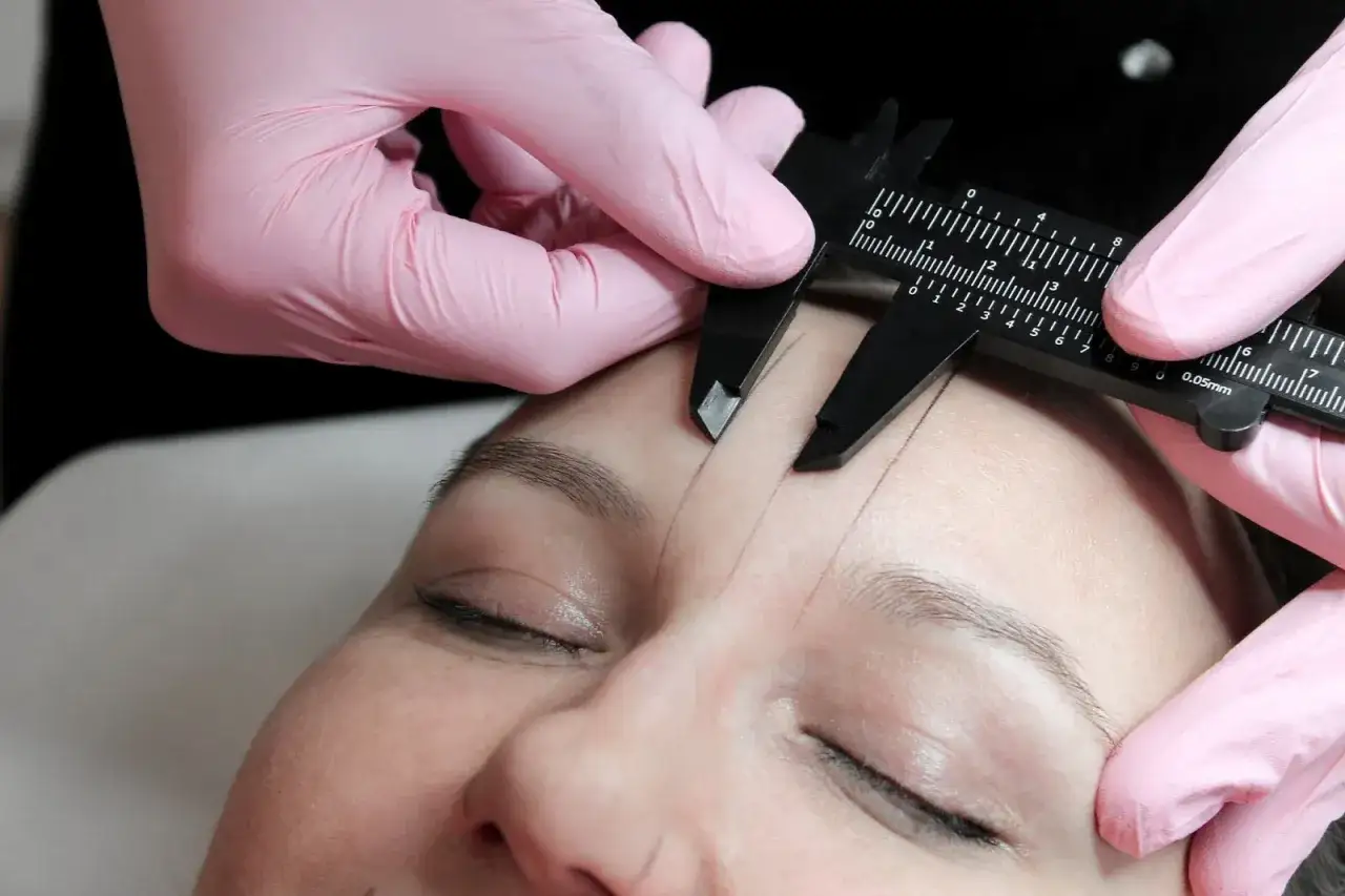 Idealne brwi permanentne: Jak przygotować się krok po kroku?