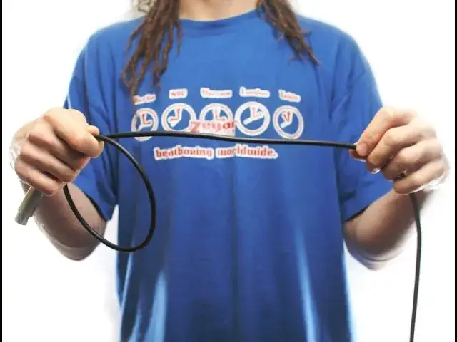 Jak zwijać kable, aby uniknąć uszkodzeń i plątania? Sprawdź skuteczne metody