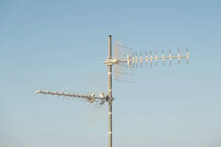 Antena siatkowa czy kierunkowa – co wybrać, aby uniknąć zakłóceń?