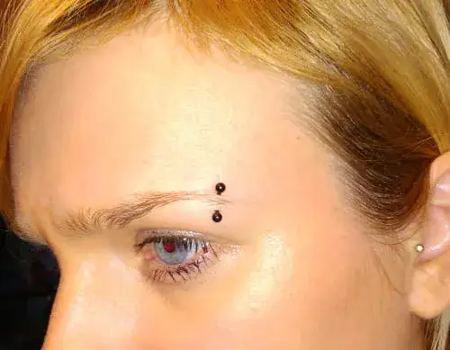 Jak zrobić kolczyk w brwi: bezpieczne metody i ważne wskazówki